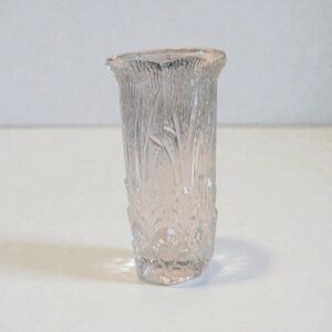 Beautiful **Fidenza Italy Leaf Embossed Frosted Glass Vase